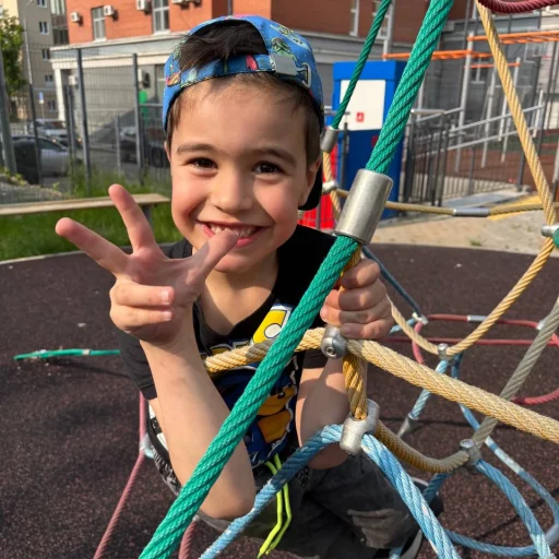 Ребёнок на прогулке довольный