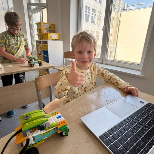 Ребёнок запускает робота