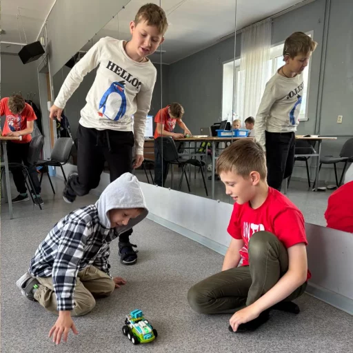 Дети запускают робота